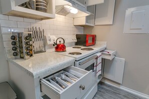 Fridge, microwave, oven, stovetop - King Bed✶4K TVs✶Ultra Fast Internet✶2 Car Parking #107 (Arlington)