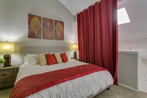 1 bedroom, iron/ironing board, WiFi, bed sheets - King Bed✶4K TVs✶Ultra Fast Internet✶2 Car Parking #107 (Arlington)