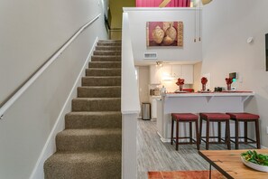Dining - King Bed✶4K TVs✶Ultra Fast Internet✶2 Car Parking #107 (Arlington)