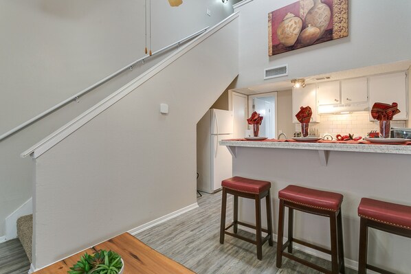 Interior - King Bed✶4K TVs✶Ultra Fast Internet✶2 Car Parking #107 (Arlington)