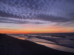 Ranta lähistöllä, aurinkotuoleja