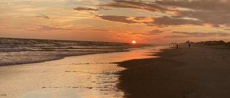 Una playa cerca, sillas reclinables de playa