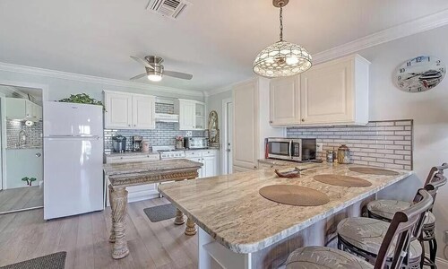 Newly remodeled 1 bedroom suite in Goodland Fl. fishing island of Marco Island 