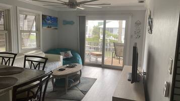 Smart TV, lareira, aparelho de som