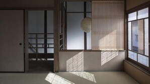 Ein traditioneller japanischer Raum mit Tatami-Böden, Schiebetüren und Shoji-Schirm.