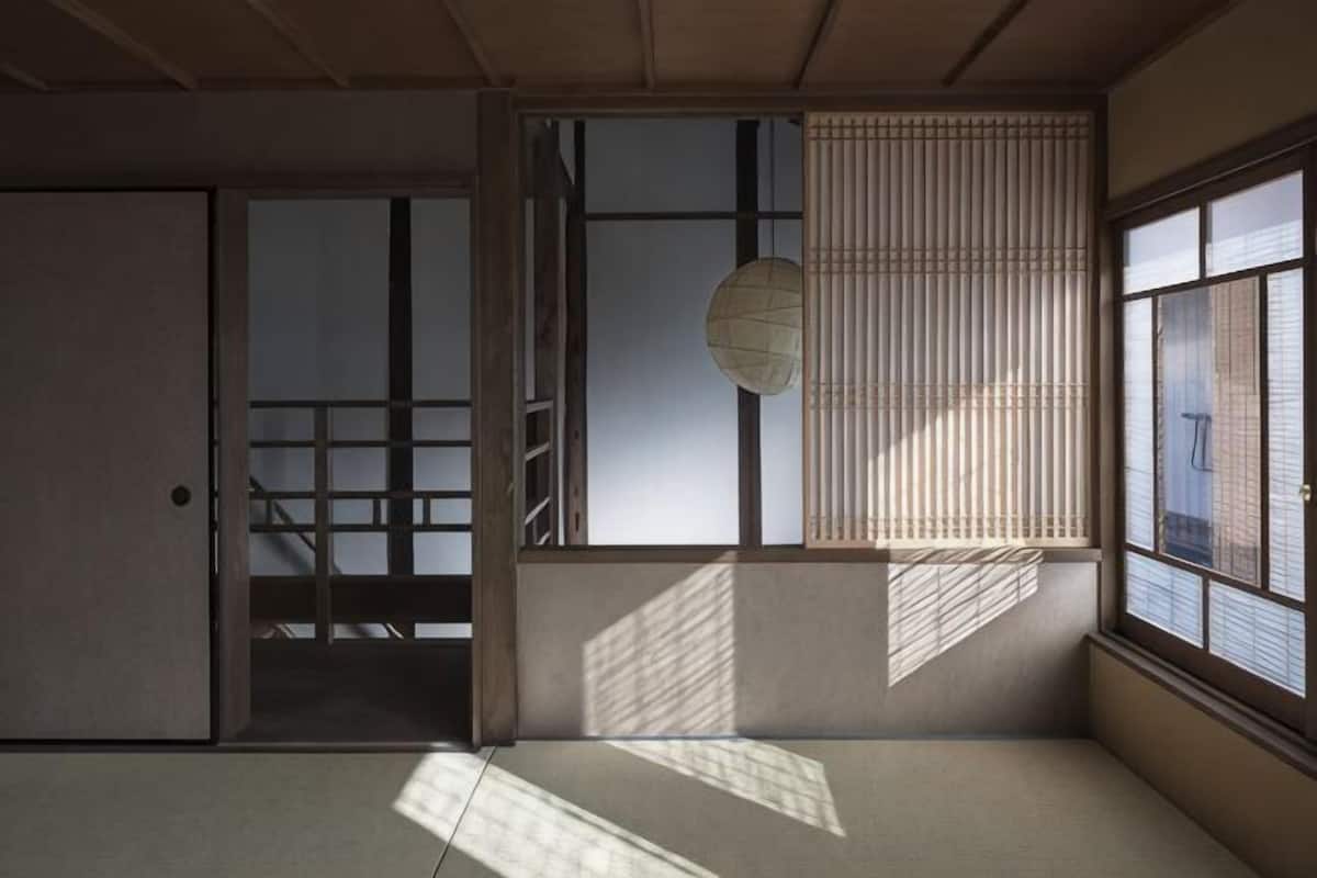 Ein traditioneller japanischer Raum mit Tatami-Böden, Schiebetüren und Shoji-Schirm.