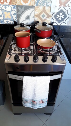Geladeira, fogão, cooktop, talheres/pratos/utensílios de cozinha