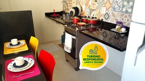 Geladeira, fogão, cooktop, talheres/pratos/utensílios de cozinha