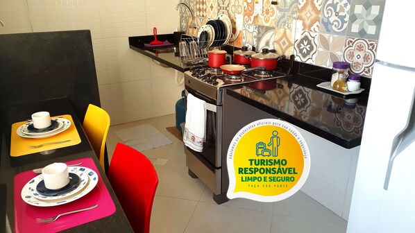 Geladeira, fogão, cooktop, talheres/pratos/utensílios de cozinha