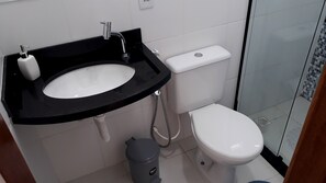 Chuveiro, toalhas de banho, sabonete, shampoo