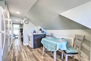 Dining - Old Orchard Beach Apartment - Quick Walk to Beach! (Old Orchard Beach)