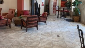A spacious living area with a high ceiling, tiled floor, and a dining area with chairs and a table. - Stunning Stay Disney Orlando, 2Bed / 2Bath Condo (Davenport)