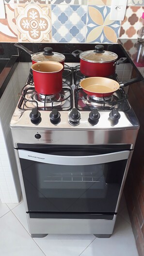 Refrigerador, horno, parrilla de estufa y utensilios de cocina 