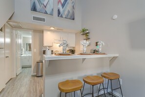 ثلاجة، ميكروويف، فرن، موقد طهي مسطح