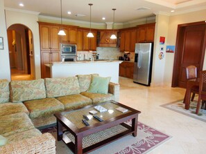 TV, filmbibliotek og stereoanlegg