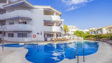 Een verwarmd zwembad