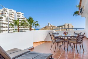 Outdoor dining - Family 2-Bed Apartment | Costa del Sol | Sleeps 6 (Benalmádena)