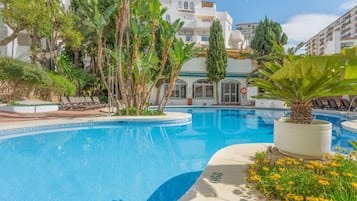 Een verwarmd zwembad