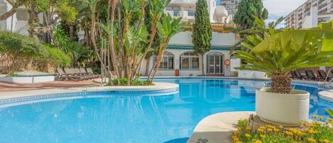 Een verwarmd zwembad