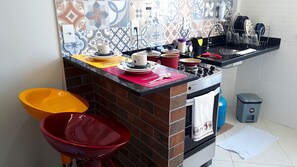 Refrigerador, horno, parrilla de estufa y utensilios de cocina 