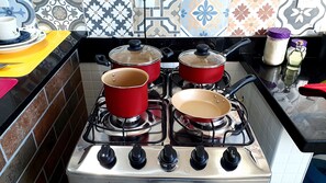 Geladeira, fogão, cooktop, talheres/pratos/utensílios de cozinha