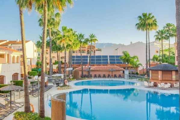 Una piscina cubierta, una piscina climatizada