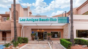 The entrance to Los Amigos Beach Club with a clear sign, palm trees, and a pathway leading to the entrance. - Family 2-Bed Apartment | Costa del Sol | Sleeps 6 (Las Lagunas de Mijas)