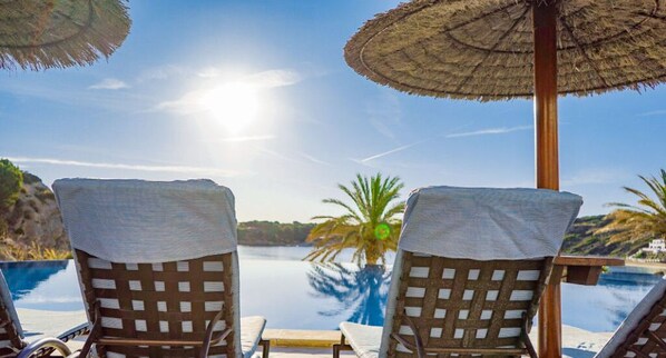 A heated pool - Modern 1-Bed Apartment | Near the Beach | Sleeps 4 (Arenal D’en Castell)