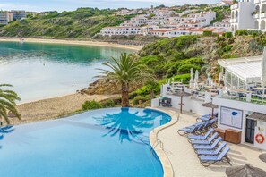 A heated pool - Modern 1-Bed Apartment | Near the Beach | Sleeps 4 (Arenal D’en Castell)