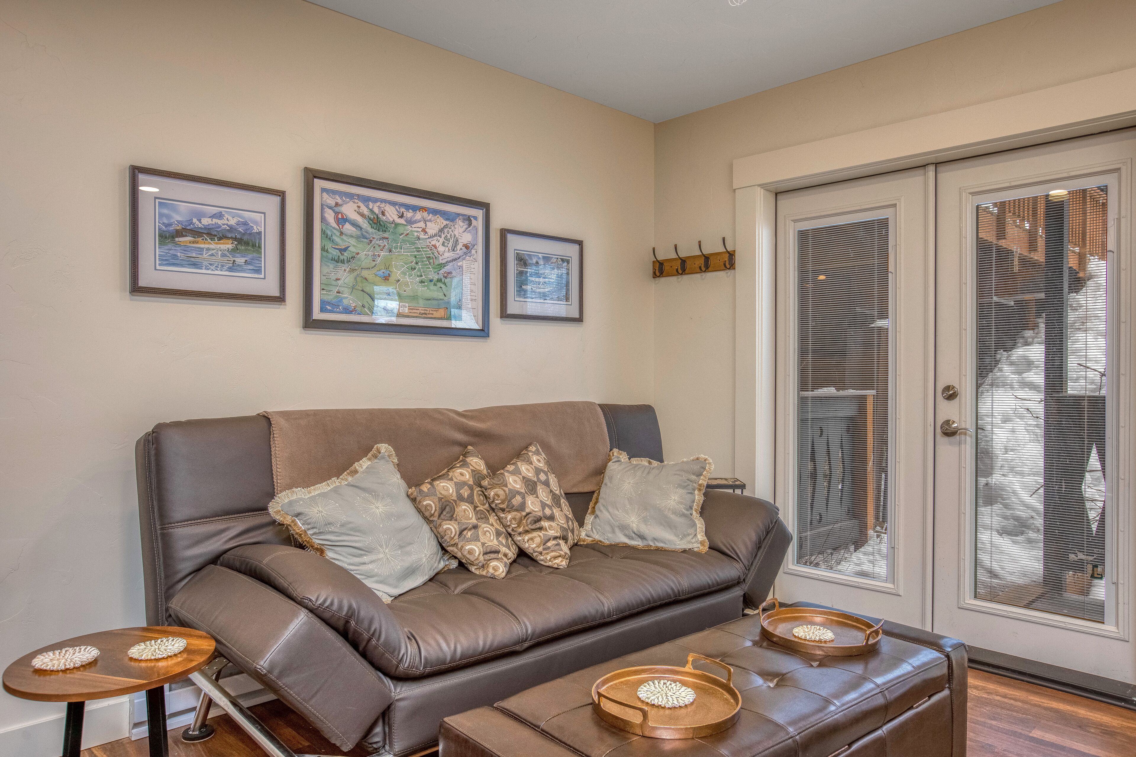 Charming studio with cable TV, shared washer/dryer & mountain views
