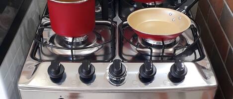 Geladeira, fogão, cooktop, talheres/pratos/utensílios de cozinha