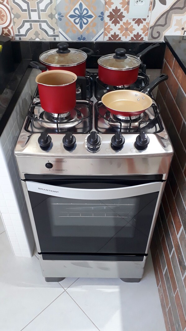 Fridge, oven, stovetop, cookware/dishes/utensils