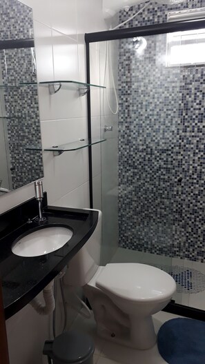 Een douche, handdoeken, zeep, shampoo