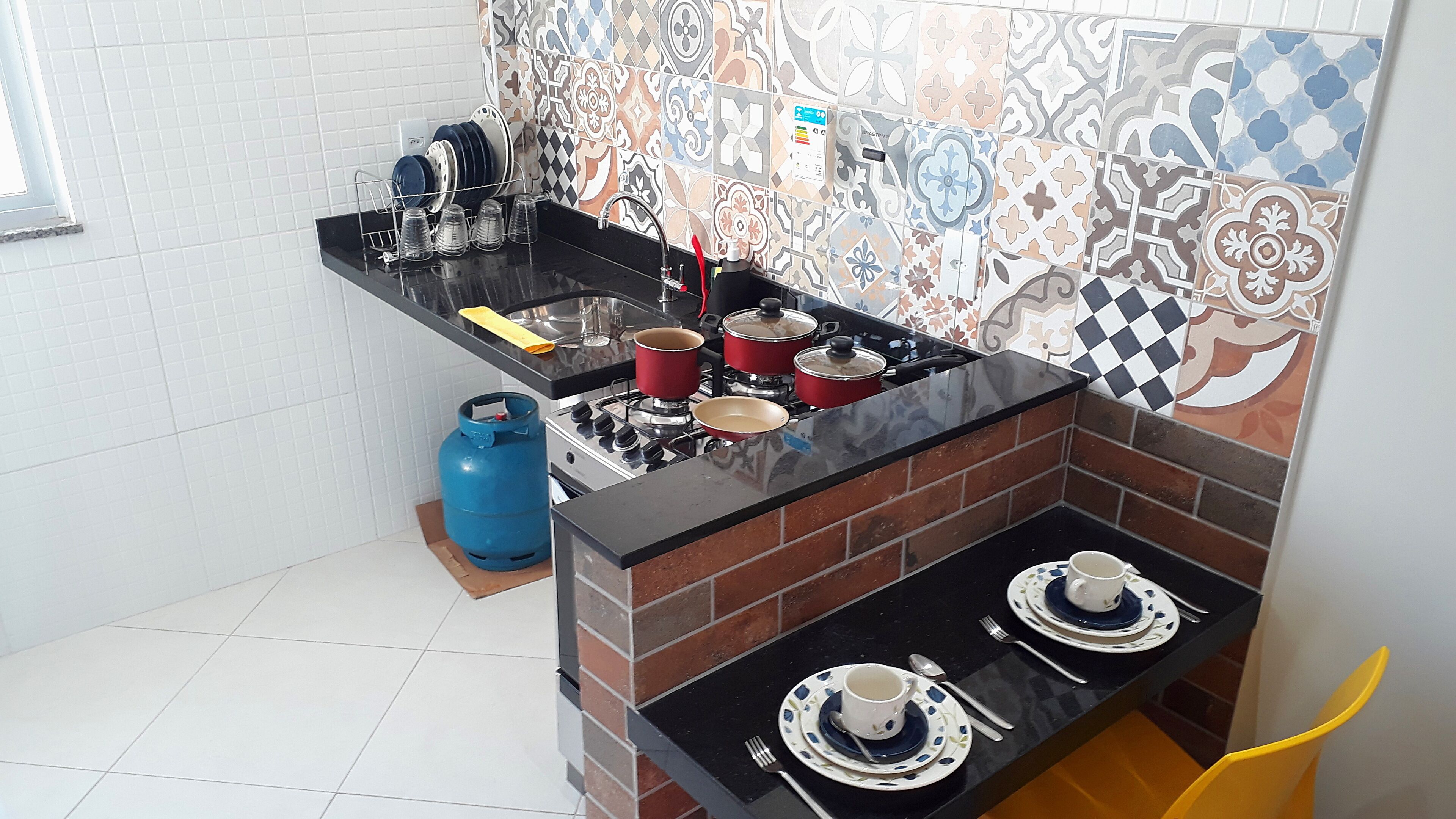 Geladeira, fogão, cooktop, talheres/pratos/utensílios de cozinha