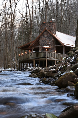 Private creek cabin with hot tub nestled in the foothills of Cheat mountain 