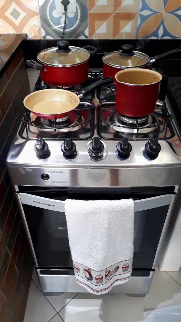 Geladeira, fogão, cooktop, talheres/pratos/utensílios de cozinha