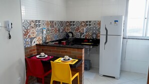 Geladeira, fogão, cooktop, talheres/pratos/utensílios de cozinha