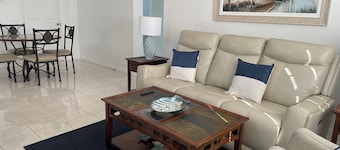 Friendly and quite neighborhood, waterfront view, kayaks or go fishing.