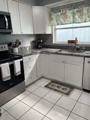 Fridge, microwave, oven, stovetop - Friendly and quite neighborhood, waterfront view,  kayaks or go fishing. (Hudson)