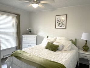 4 bedrooms, desk, WiFi, bed sheets