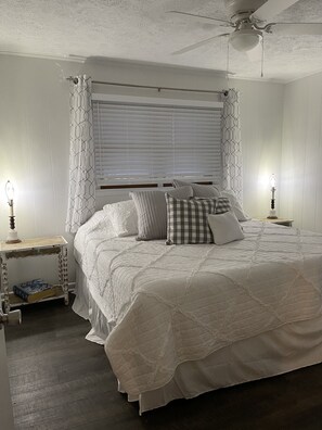 4 bedrooms, desk, WiFi, bed sheets