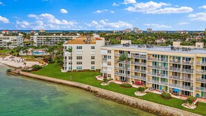 A hotel with multiple floors, a pool, and a view of the ocean. - CLUB BAHIA WATERFRONT - COUNTRY CLUB USAGE (st . petersburg)