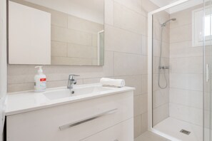 Dusche, Haartrockner, Handtücher