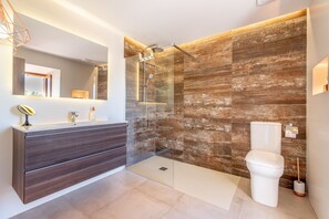 Bathtub, hair dryer, towels - Finca Sa Real - Sant Llorenç (Sant Llorenç Des Cardassar)