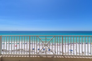 On the beach - Inn at Crystal Beach 703 * July Early Booking Discounts (Destin)