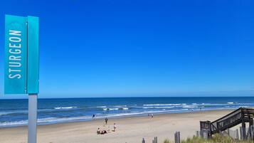 In Strandnähe, Liegestühle, Strandtücher