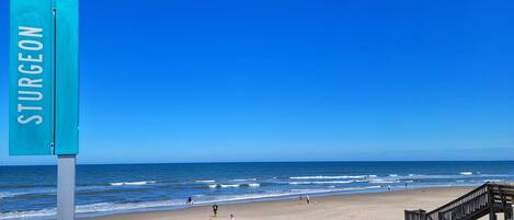 Perto da praia, espreguiçadeiras, toalhas de praia