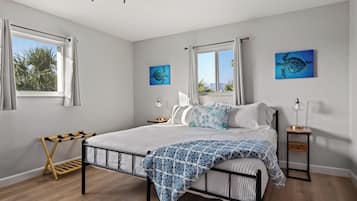 2 slaapkamers, een bureau, een strijkplank/strijkijzer, reisbedje