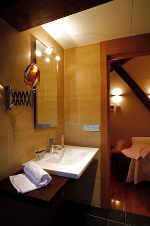 A modern bathroom with a large sink, mirror, and towel rack. - Hotel Altair (Santiago de Compostela)