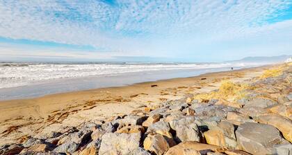 Oceanfront Home w/ Great Ocean View, Deck, Fireplace, Beach Access - 2 Dogs OK
